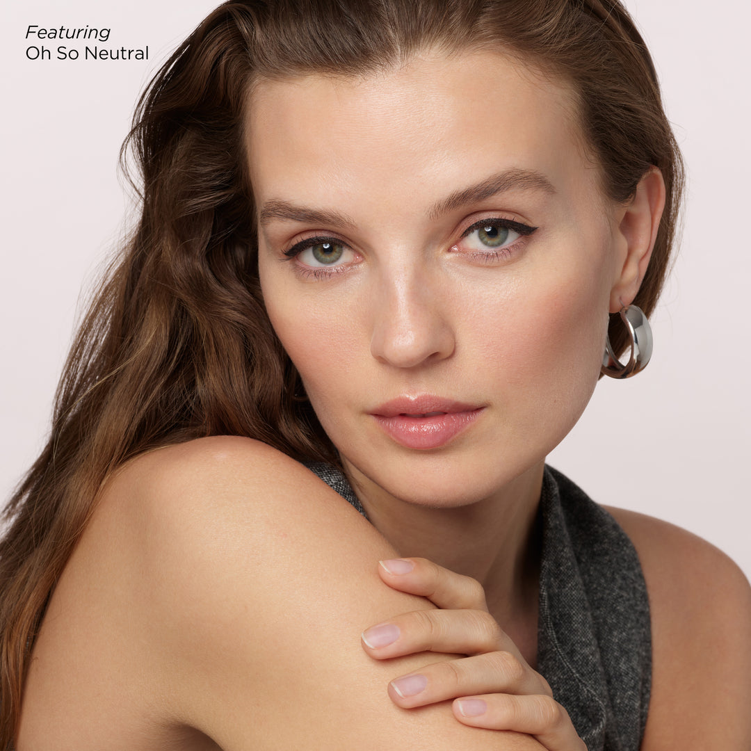Elizabeth Arden Oh So Neutral Eyeshadow Quad Palette colours on model