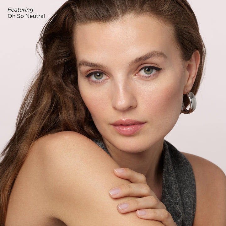 Elizabeth Arden Oh So Neutral Eyeshadow Quad Palette colours on model